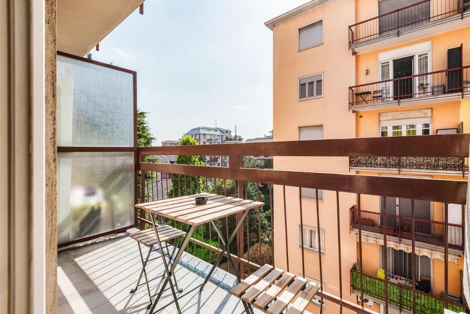 Malpensa 10min&taxi service-LAKE15min-Balconyview Apartment in Lombardy