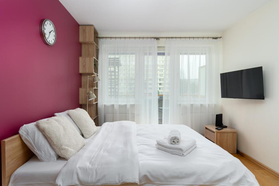 Bed, TV and multimedia, Photo of the whole room, Bedroom, towels