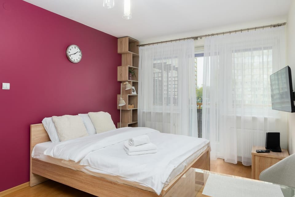 Bed, TV and multimedia, Photo of the whole room, Bedroom, towels