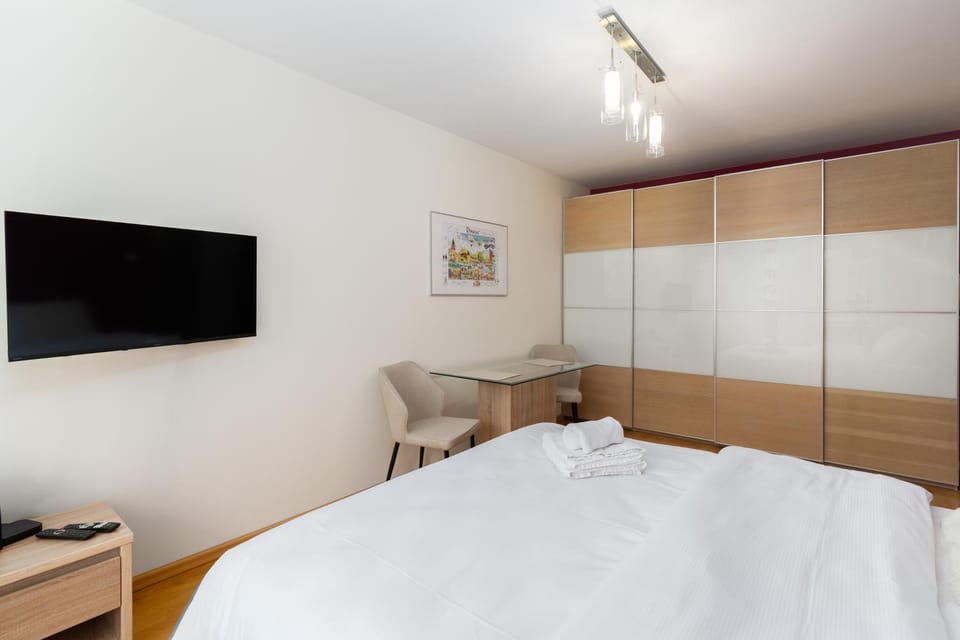 Bed, TV and multimedia, Photo of the whole room, Bedroom, towels