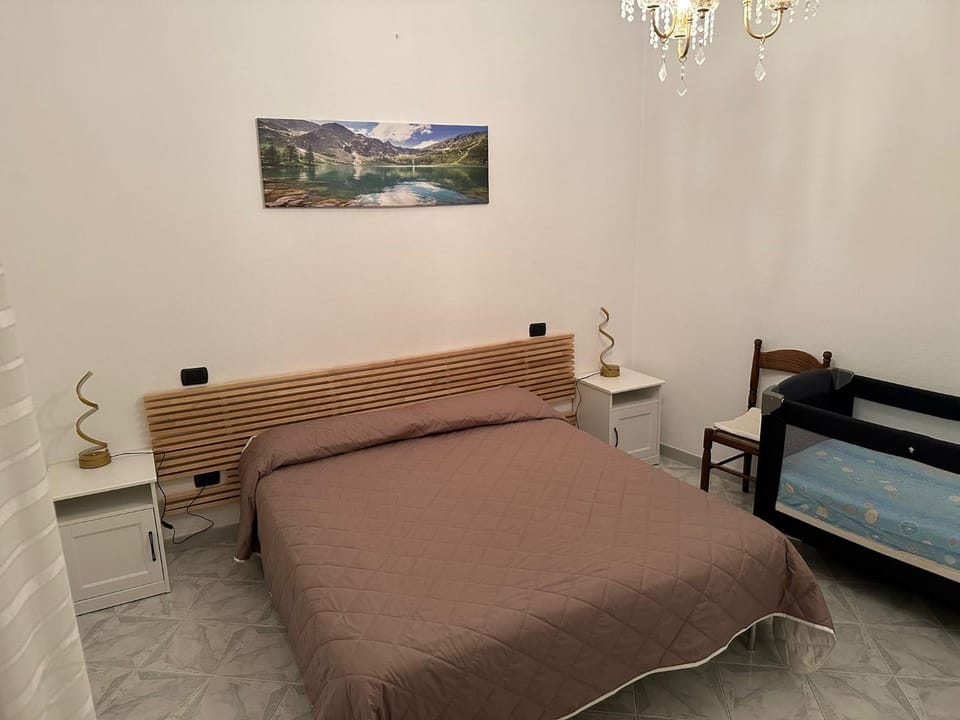 Bedroom, cot