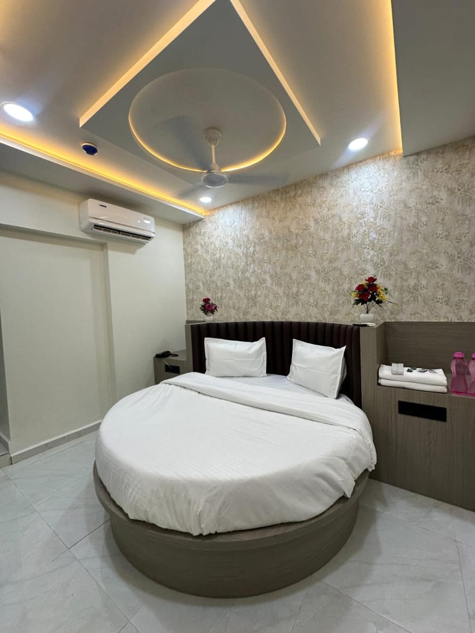 Bed, Photo of the whole room, Bedroom, air conditioner