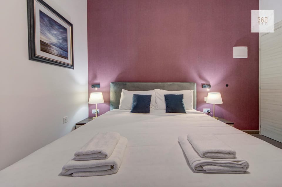 Bed, Photo of the whole room, Bedroom, towels