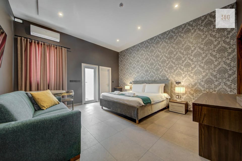 Bed, Living room, Photo of the whole room, Seating area, Bedroom, air conditioner