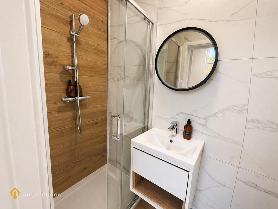 Modern Studio in the Heart of Hounslow! Apartment in Twickenham