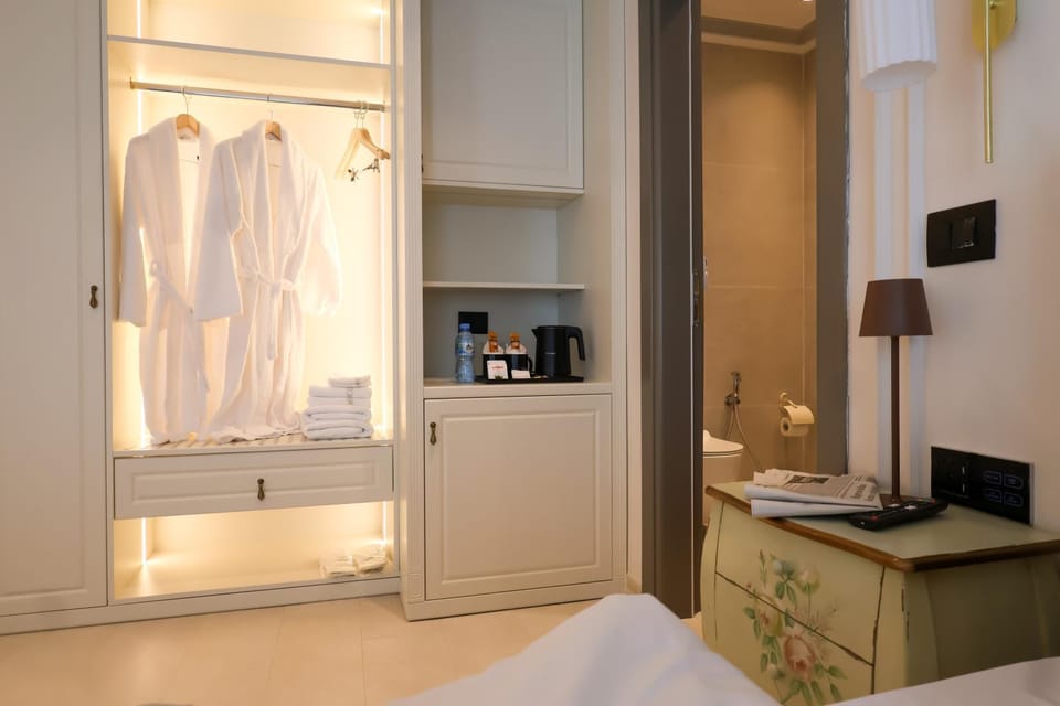 Photo of the whole room, Bedroom, wardrobe
