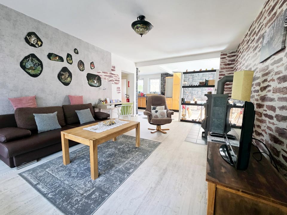 TV and multimedia, Kitchen or kitchenette, Living room, Seating area