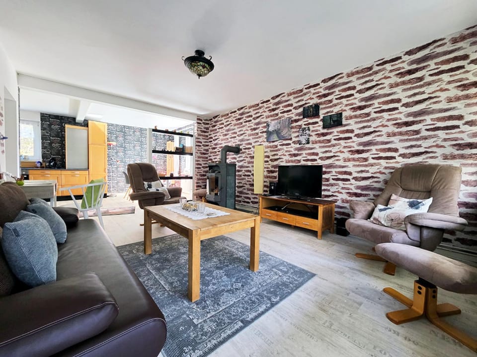 TV and multimedia, Kitchen or kitchenette, Living room, Seating area