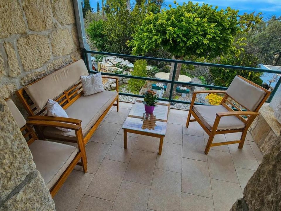Day, Seating area