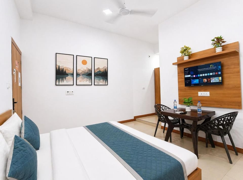 Bed, TV and multimedia, Photo of the whole room, Bedroom