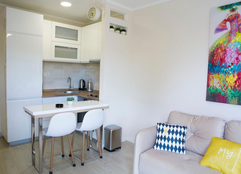 Kitchen or kitchenette, Living room, Seating area, Dining area, minibar, stove