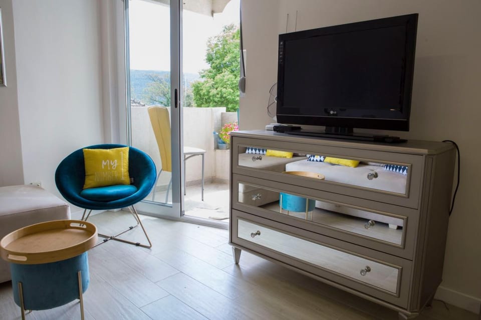 Communal lounge/ TV room, Living room, Decorative detail, Seating area