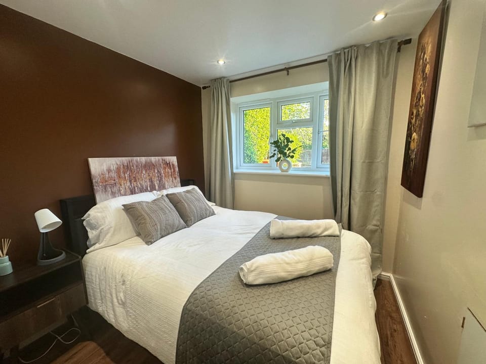 Bed, Photo of the whole room, Bedroom, towels