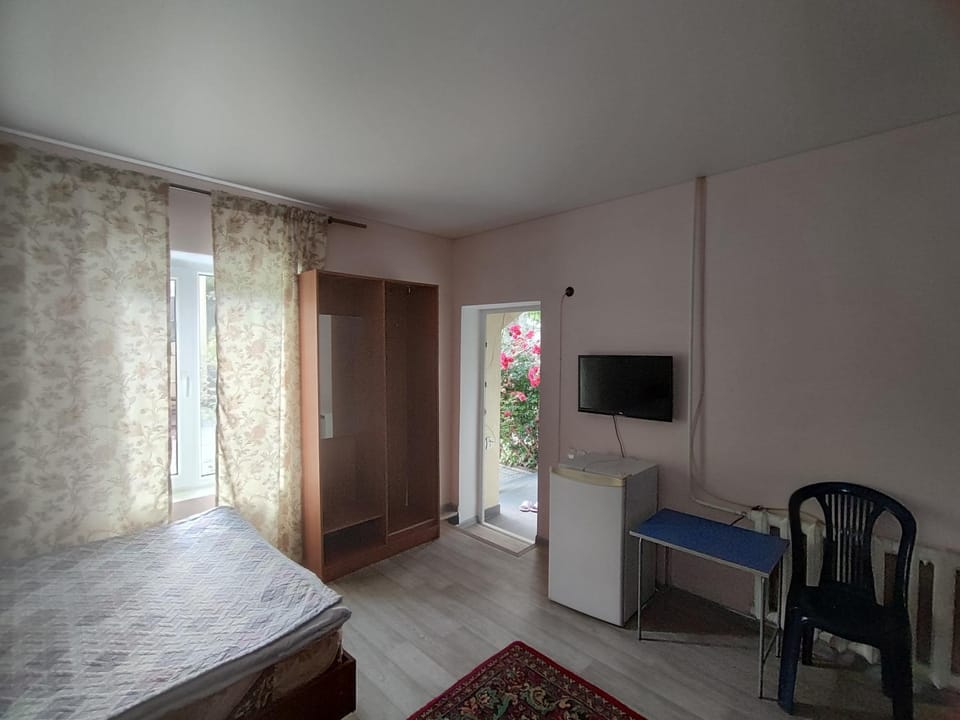 Bed, TV and multimedia, Photo of the whole room, wardrobe