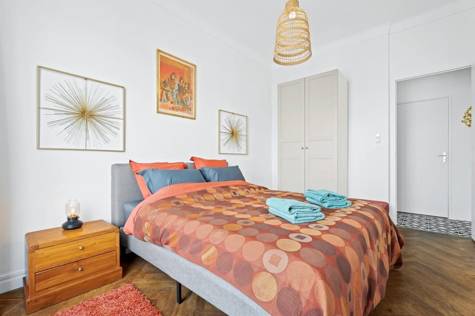 Photo of the whole room, Bedroom