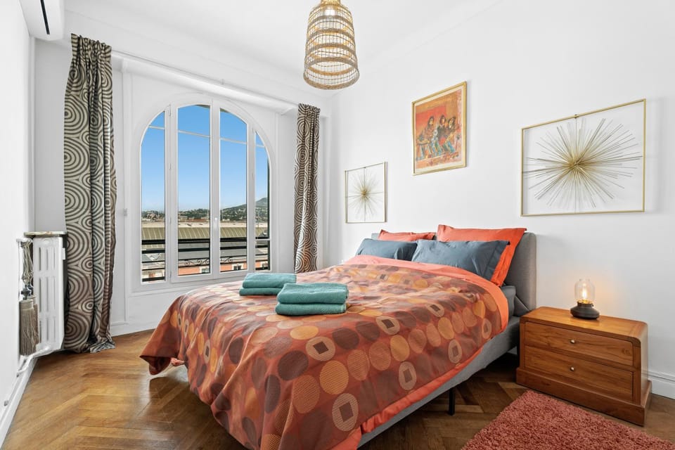 Photo of the whole room, Bedroom