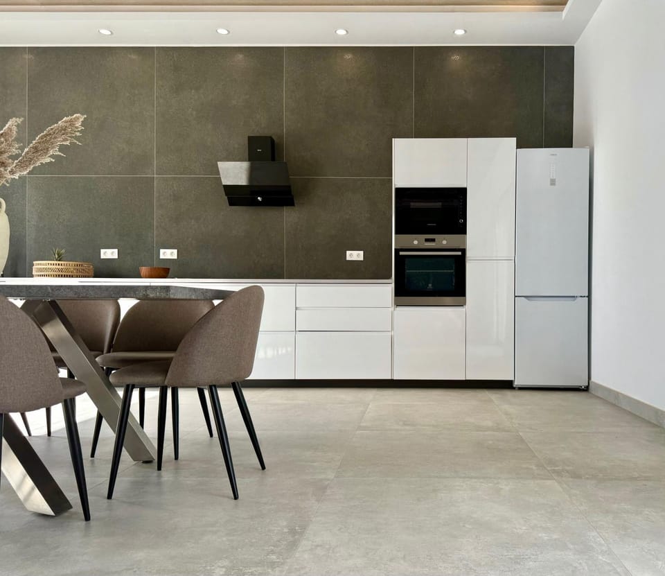 Kitchen or kitchenette, Dining area, oven, stove