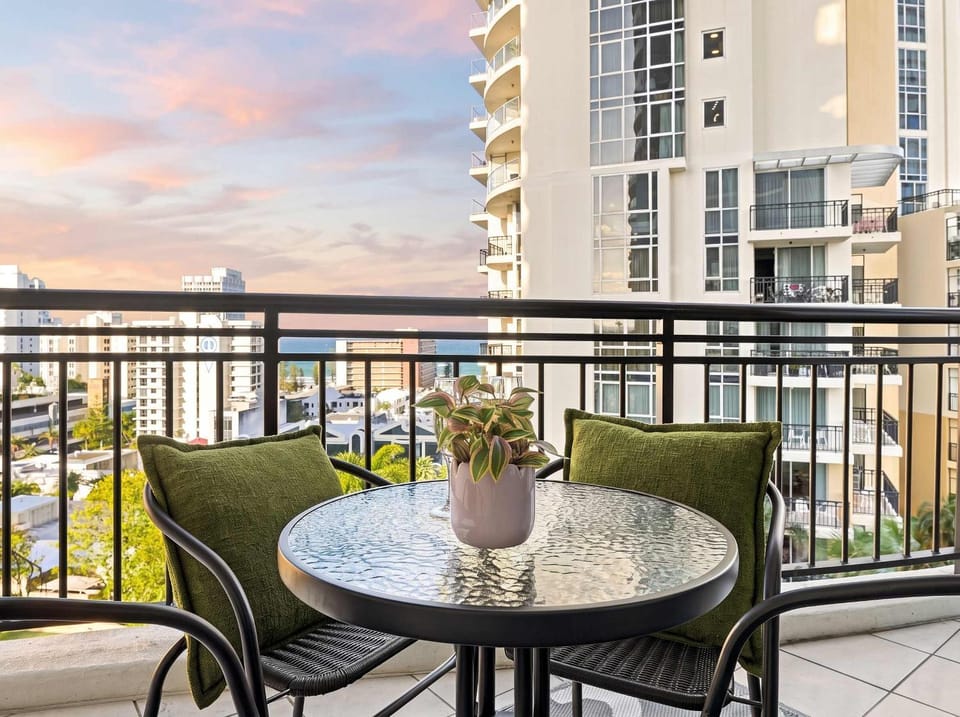 Chevron Renaissance 2BR, The Gold Label Apartment in Surfers Paradise