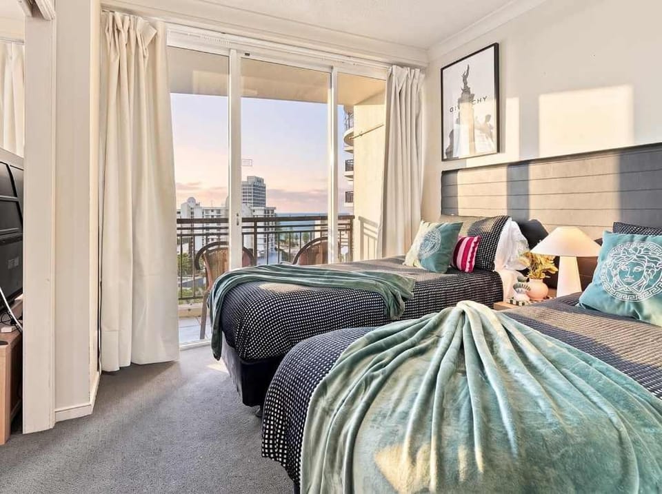 Bed, TV and multimedia, View (from property/room), Balcony/Terrace, Photo of the whole room, Bedroom, air conditioner
