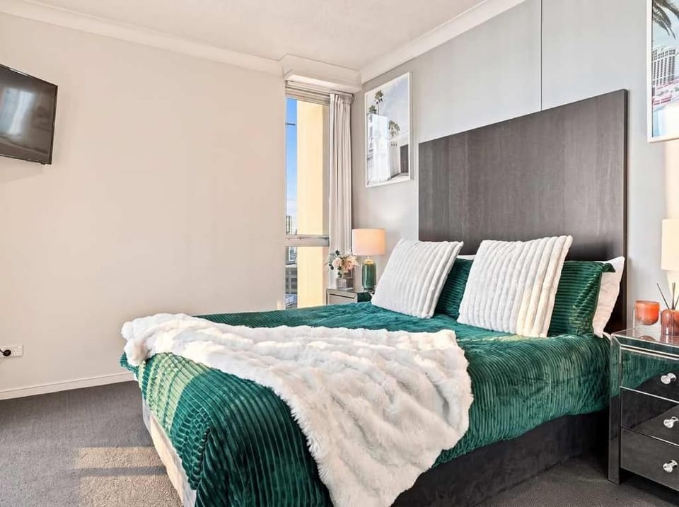 Bed, TV and multimedia, Photo of the whole room, Bedroom, Sea view, towels, air conditioner