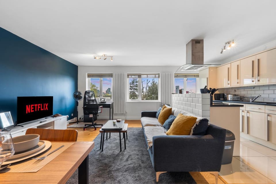 TV and multimedia, Kitchen or kitchenette, Living room, Seating area, dishwasher, stove
