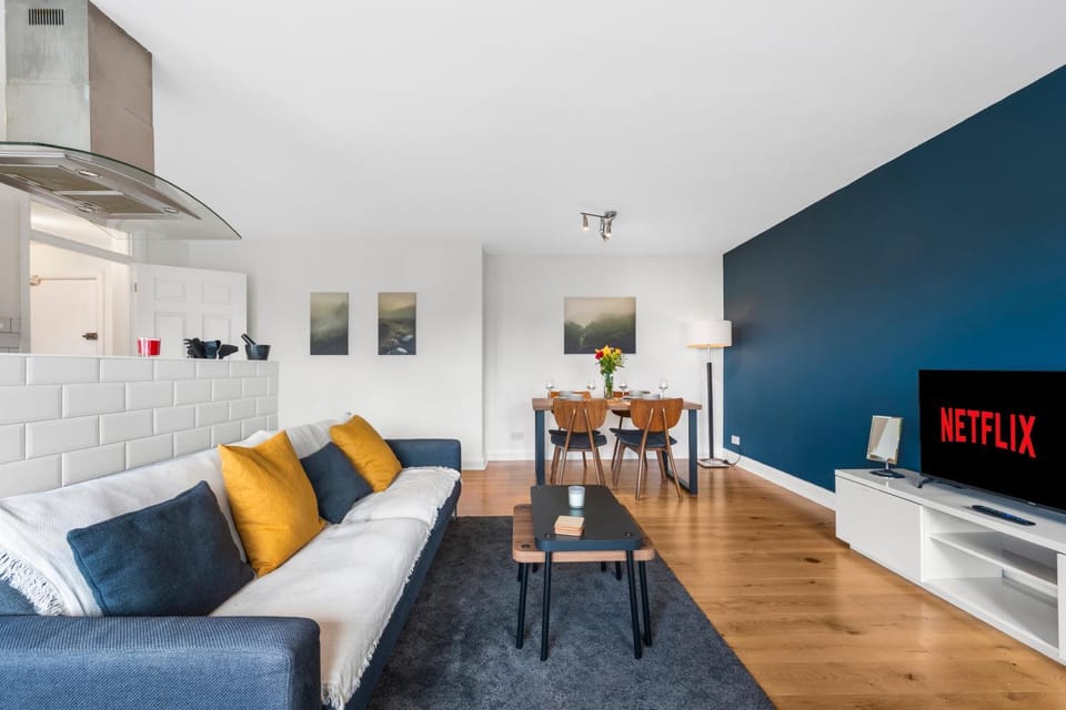 TV and multimedia, Kitchen or kitchenette, Living room, Seating area, Dining area