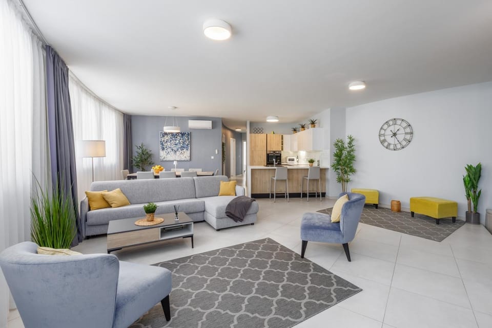 Kitchen or kitchenette, Living room, Seating area