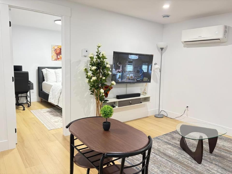 Bed, TV and multimedia, Living room, Dining area, Bedroom, air conditioner