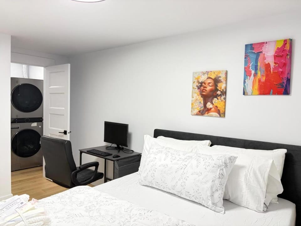 Bed, Photo of the whole room, Bedroom, washing machine
