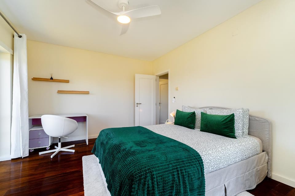 Bed, Seating area, Bedroom