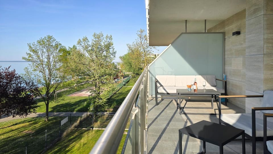 View (from property/room), Balcony/Terrace, Beach