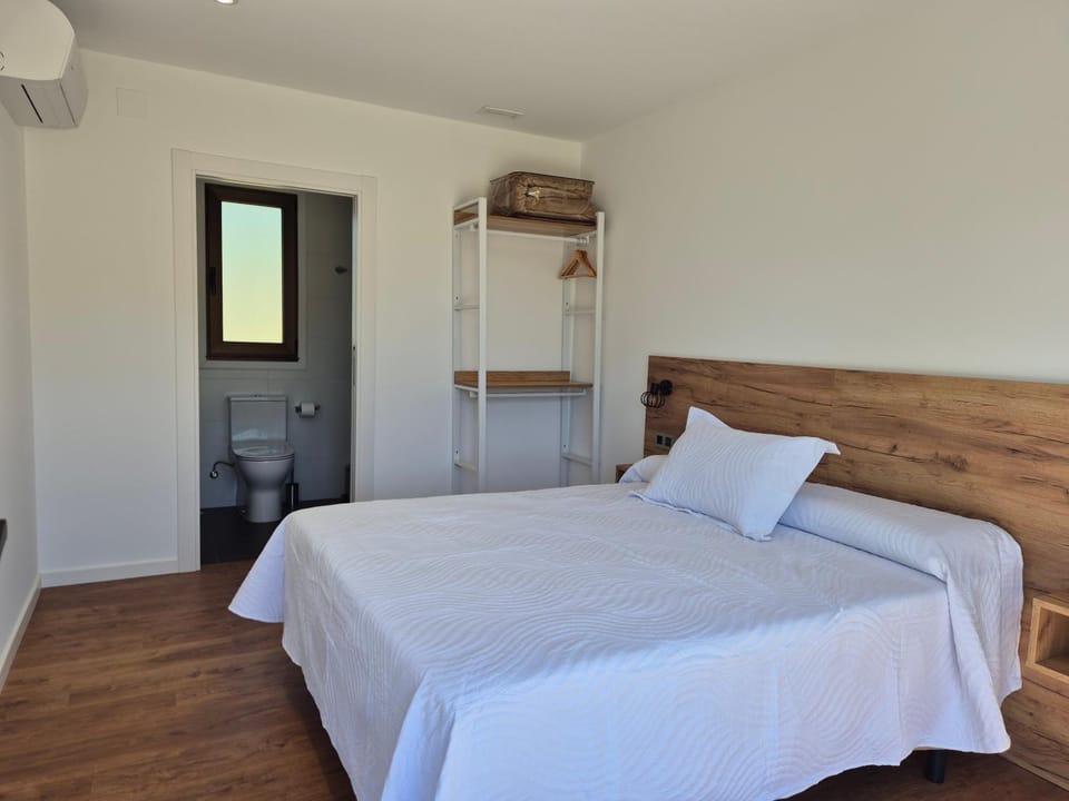 Bed, Photo of the whole room, Bedroom, air conditioner