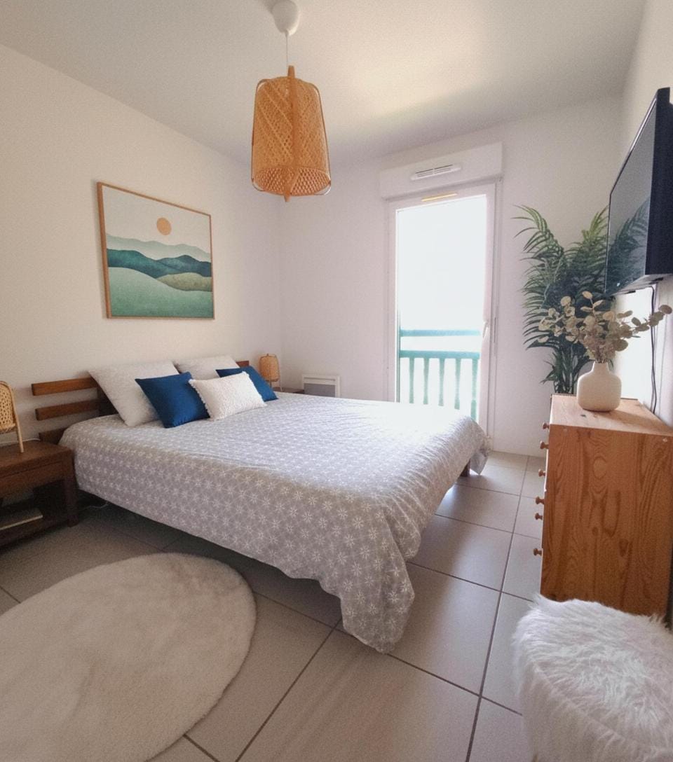 Bed, TV and multimedia, Photo of the whole room, Bedroom