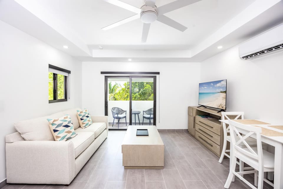Seascape Suites Hotel in The Bight Settlement