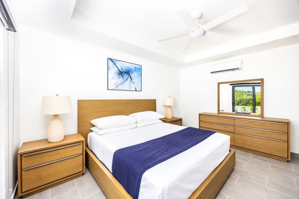 Seascape Suites Hotel in The Bight Settlement