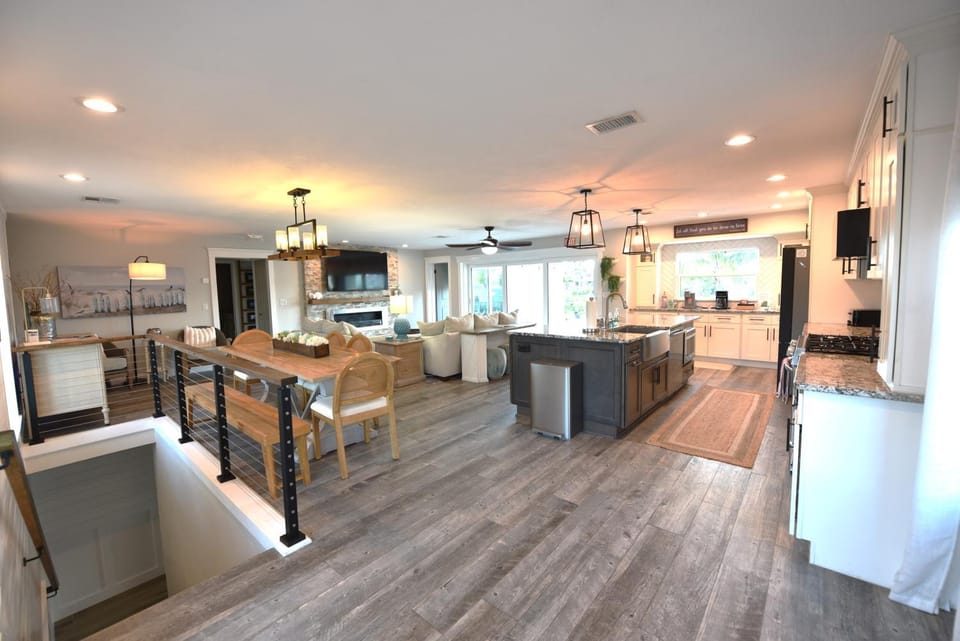 TV and multimedia, Kitchen or kitchenette, Living room, Photo of the whole room, Seating area, Dining area, fireplace