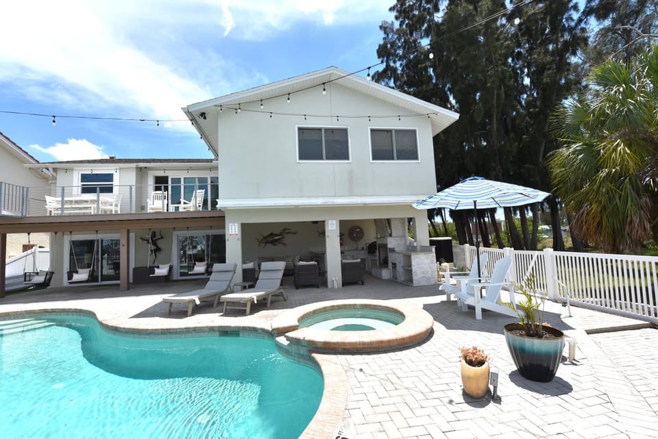Patio, Hot Tub, Balcony/Terrace, Seating area, Swimming pool