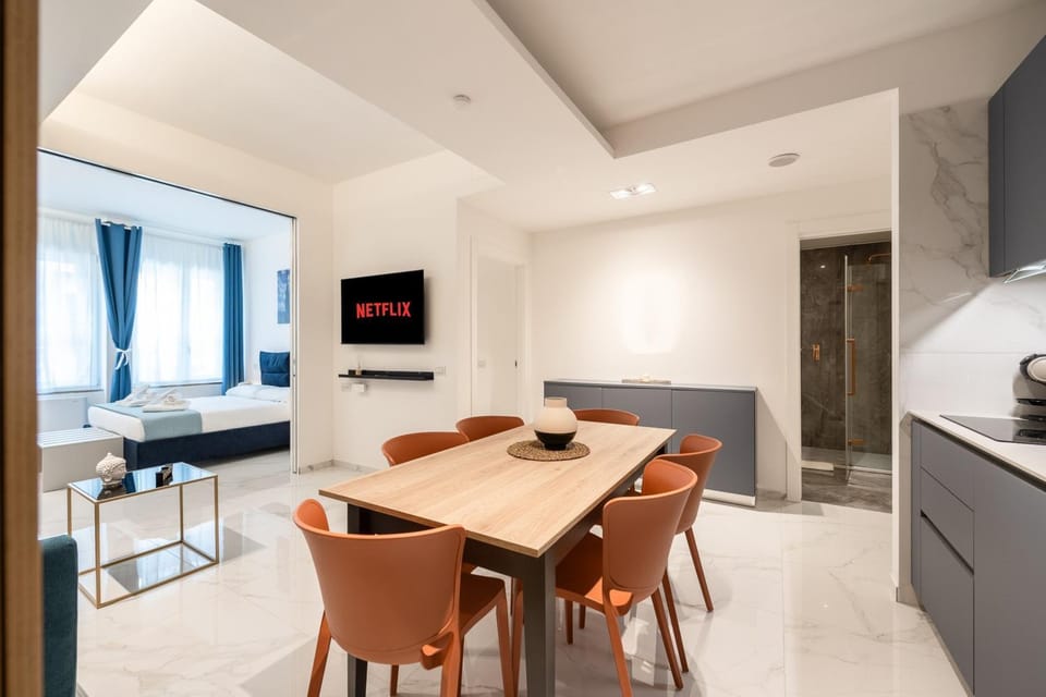 TV and multimedia, Kitchen or kitchenette, Living room, Seating area, Dining area