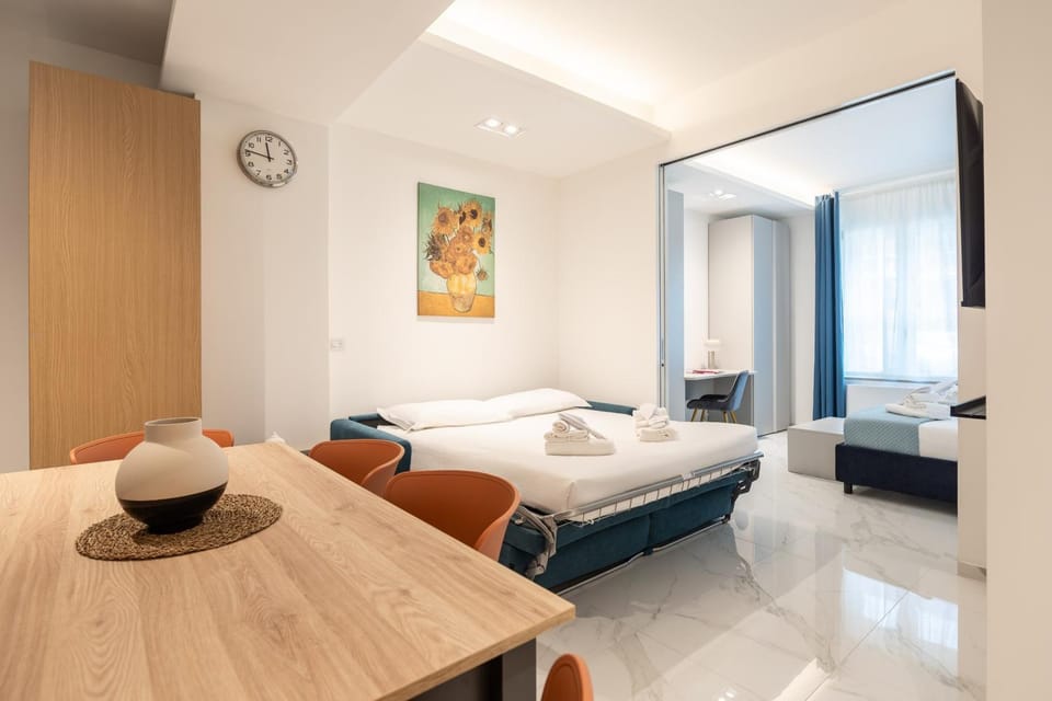 Bed, TV and multimedia, Living room, Photo of the whole room, Seating area, Bedroom