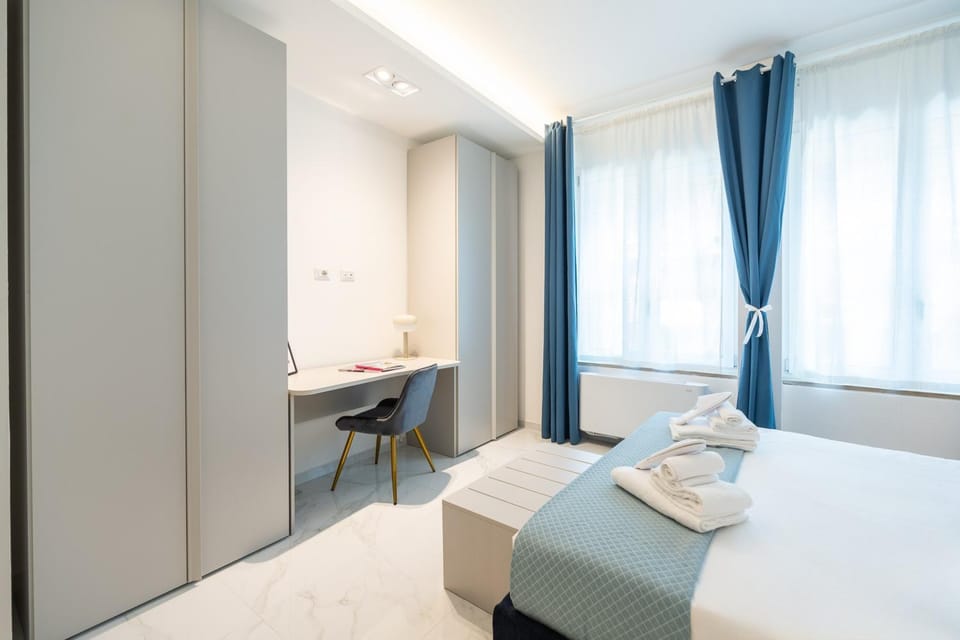 Bed, Photo of the whole room, Bedroom, towels