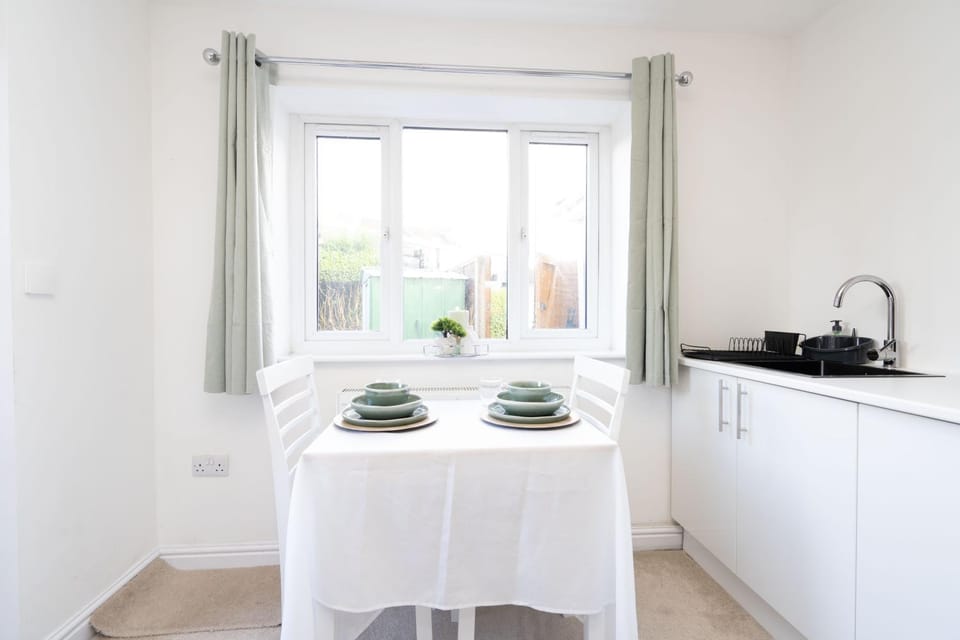 Private Studio Near Airport with Free Parking Apartment in Bristol