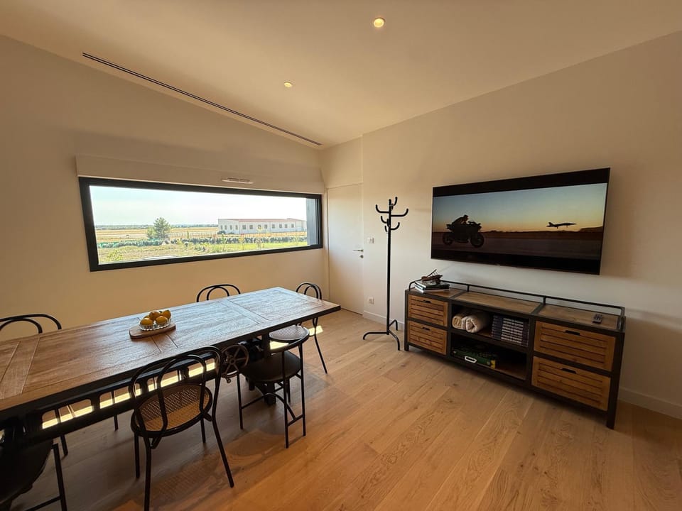 TV and multimedia, Living room, Seating area, Dining area