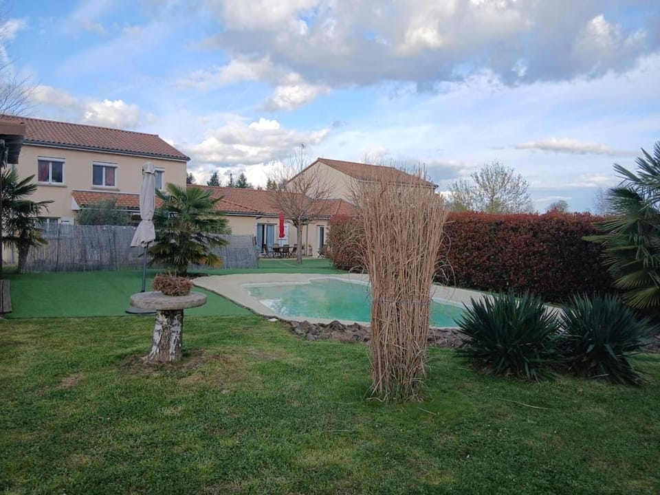 CasitAdaptours, gîte entièrement accessible PMR avec piscine lagon adaptée House in Nouvelle-Aquitaine