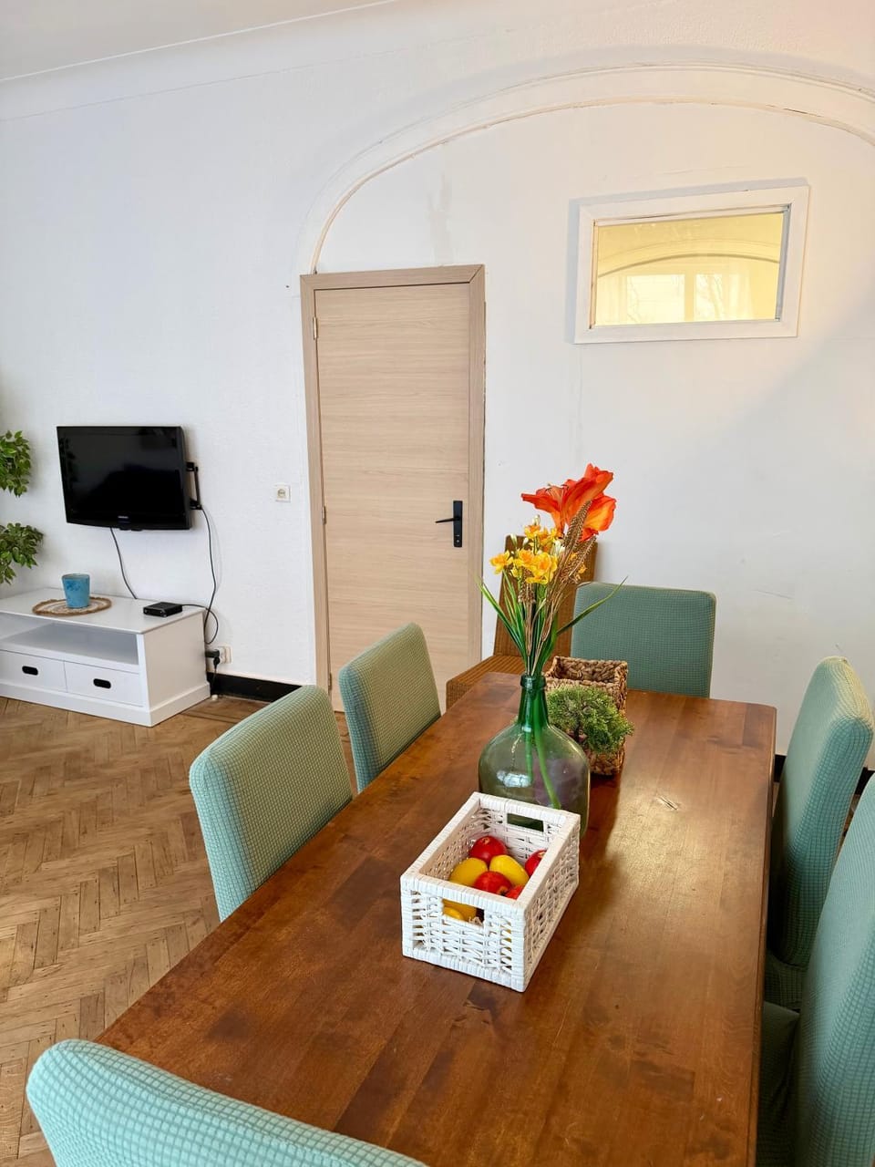 Communal lounge/ TV room, Dining area
