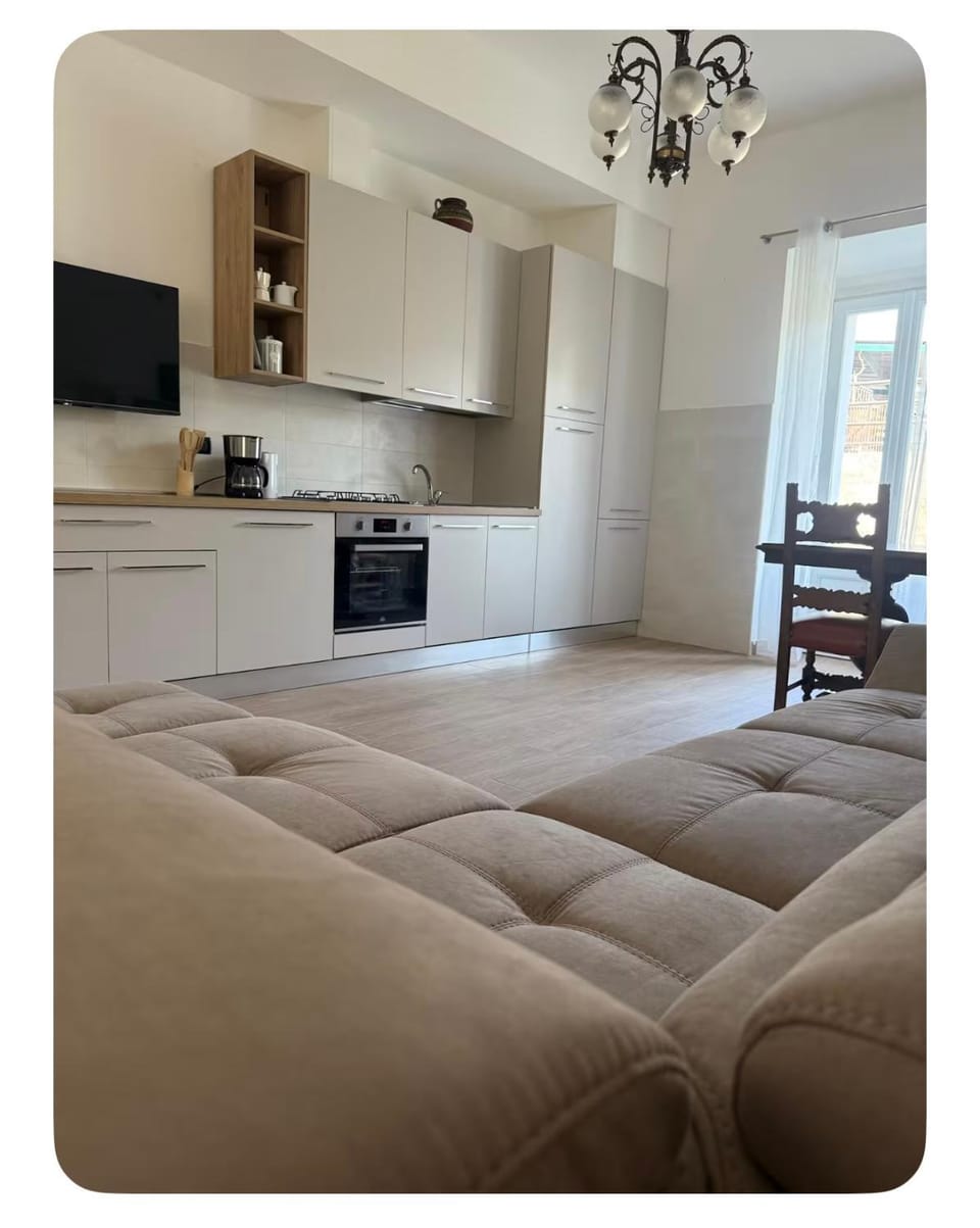 TV and multimedia, Kitchen or kitchenette, Living room, Seating area, Dining area, stove, kitchen