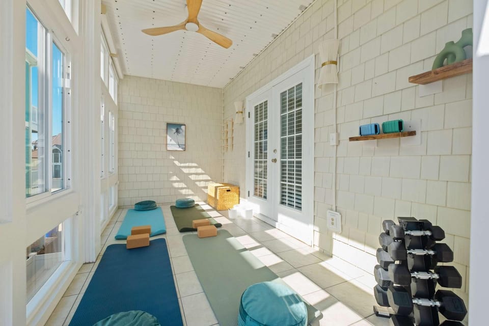 OIB Retreat Pool Hot Tub Golf Lounge Yoga Room House in Ocean Isle Beach