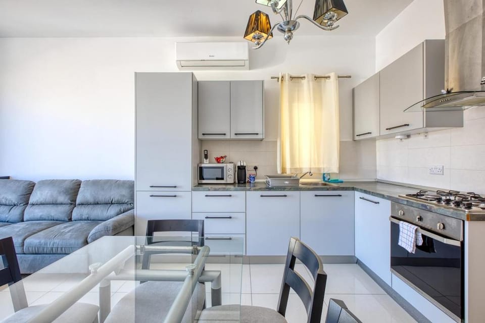 New to the market - Seabreeze apt by SF HOMES Apartment in Saint Paul's Bay