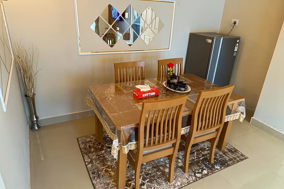 Coffee/tea facilities, Kitchen or kitchenette, Living room, Seating area, Dining area