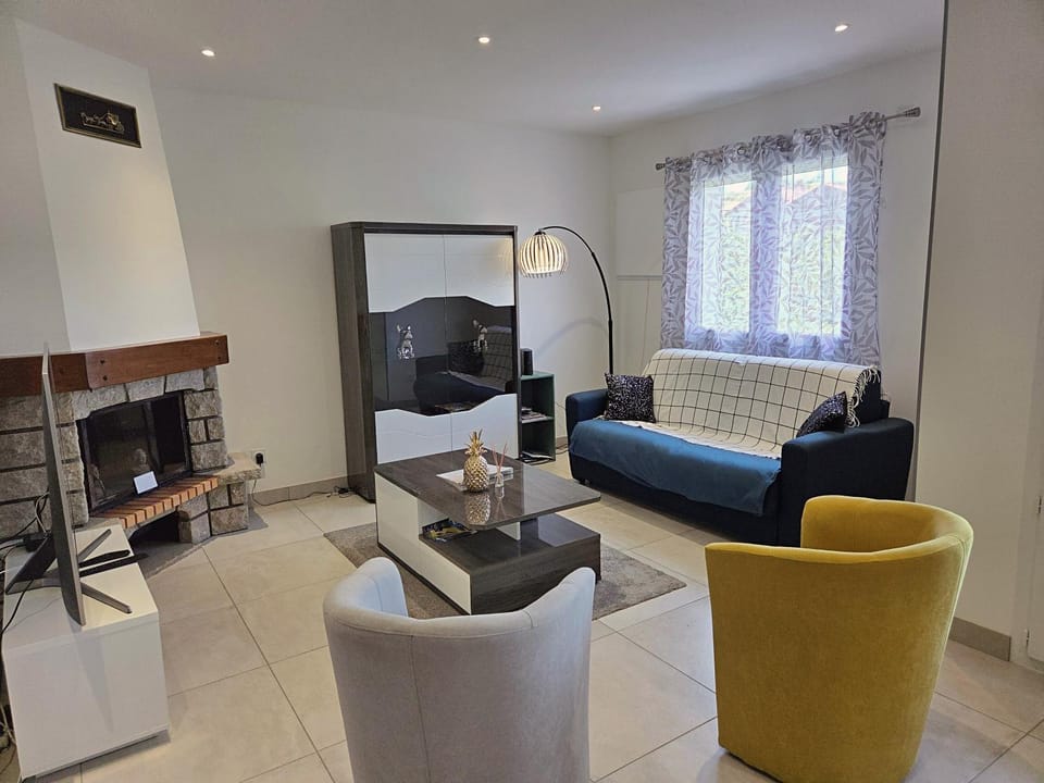 TV and multimedia, Living room, Seating area, air conditioner