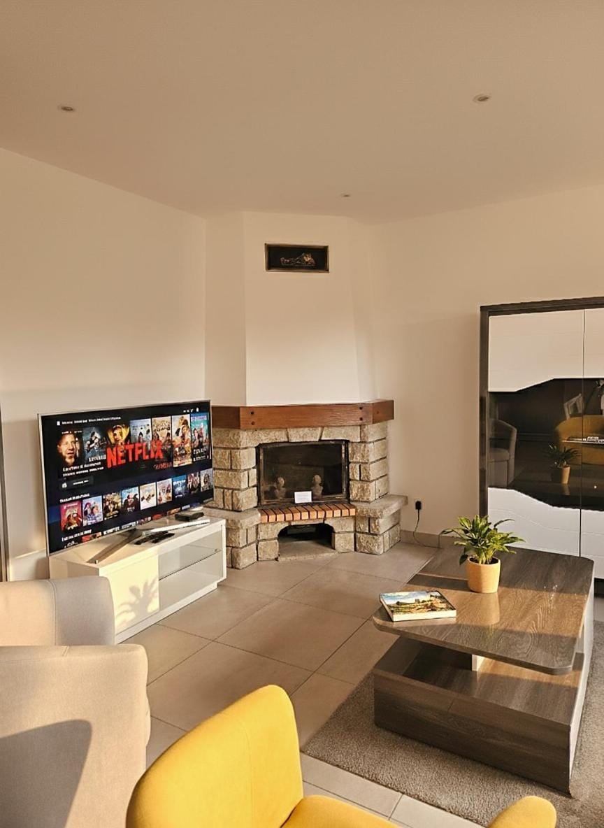 TV and multimedia, Living room, Seating area